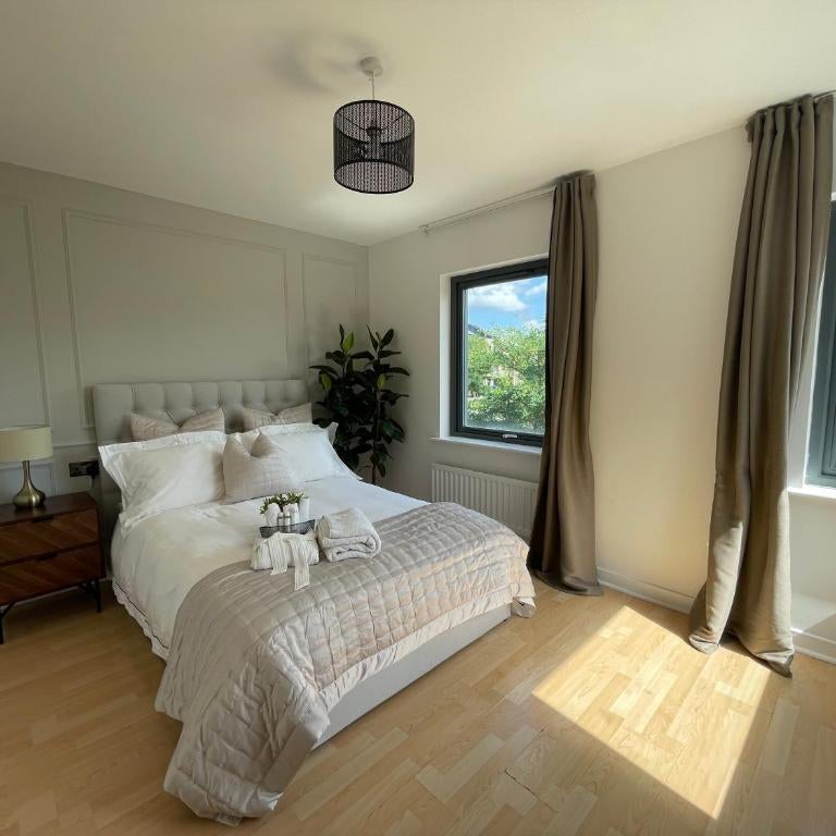 Quiet Luxe Home with GYM and Free Parking Thumbnail