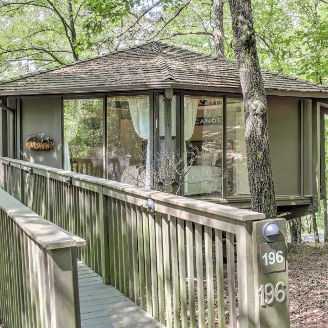 Treetopper Hideaway - A Relaxing Chic Bungalow Thumbnail