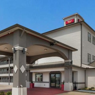 Red Roof PLUS+ Galveston - Beachfront Thumbnail