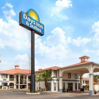Days Inn & Suites by Wyndham Braunig Lake Thumbnail