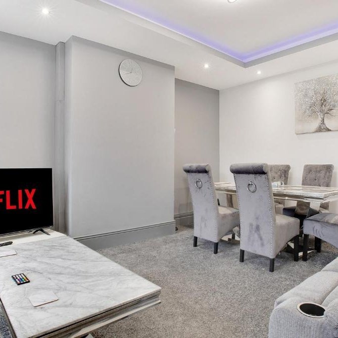 Exquisite 3-Bedroom, Newly Renovated, Sleeps 6 Thumbnail