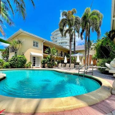 La Casa Hotel Thumbnail
