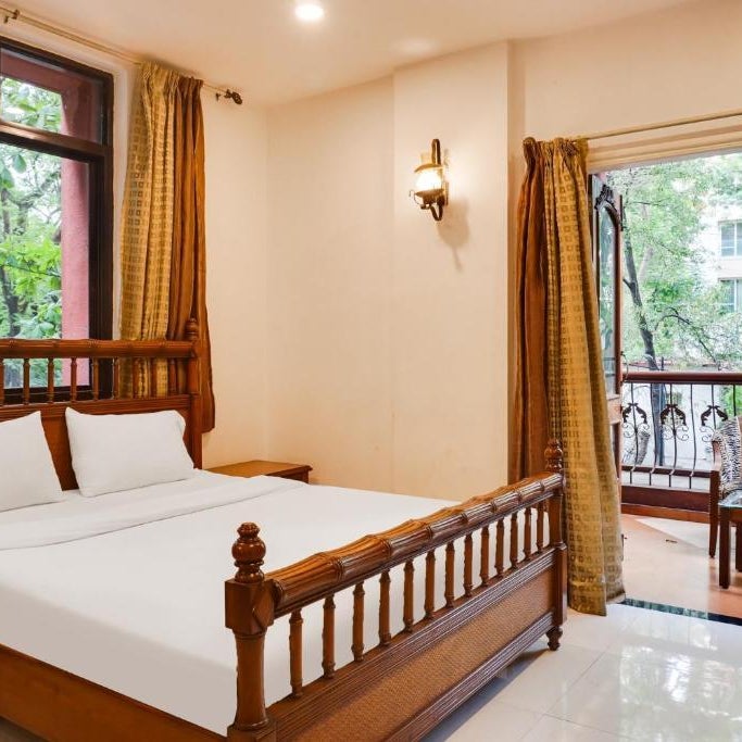 Super Townhouse Oak Prabhat Road Thumbnail