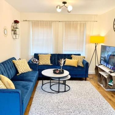 Spacious Stay made for Contractors & Families ! 3 Bedroom House 2 Bathroom in Reading up to 3 Free Parking !!