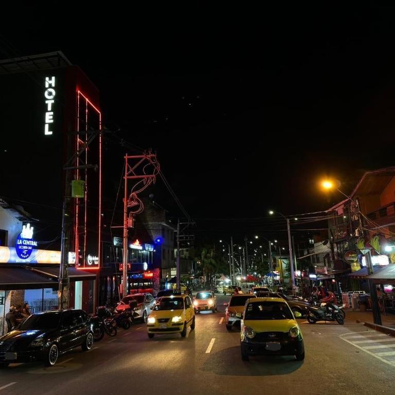 Bajo la luna hotel Thumbnail