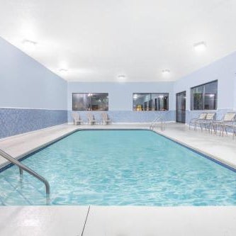 Days Inn & Suites by Wyndham Waterloo Thumbnail