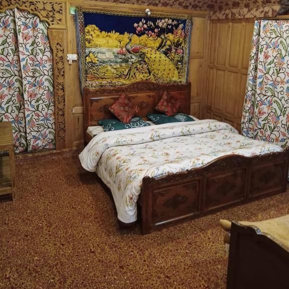 Lakes Crown Group Of Houseboats