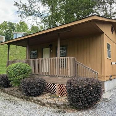 2BR Rustic Cabin with Views and Parking Thumbnail