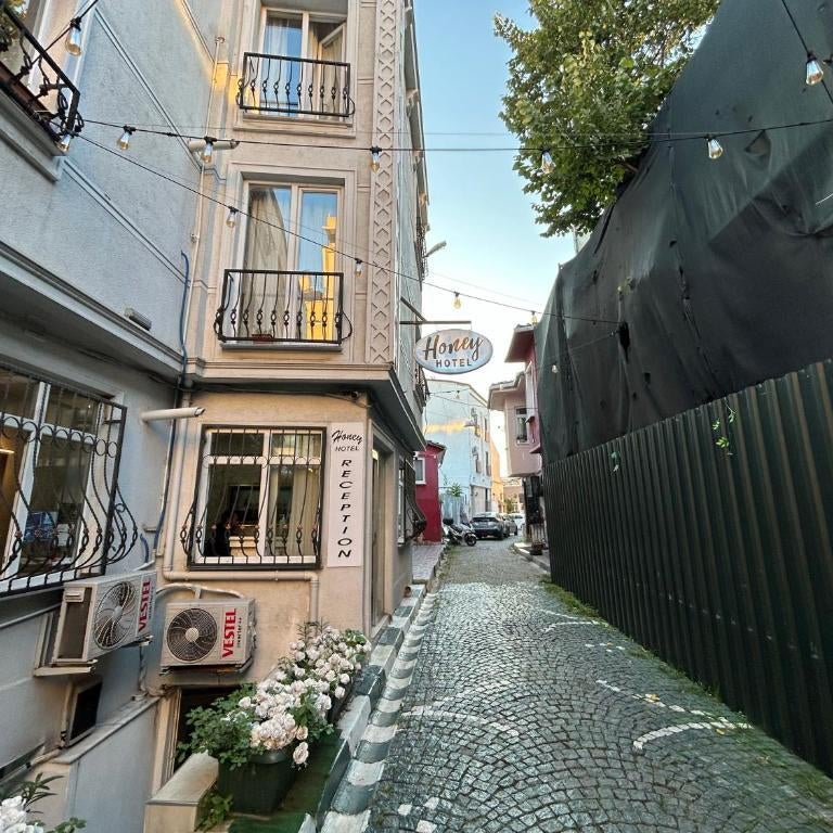 HONEY HOTEL Thumbnail