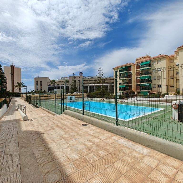 SUN APARTMENT - 3 bedrooms, priv parking, pool, AC, tv channels, fibre net