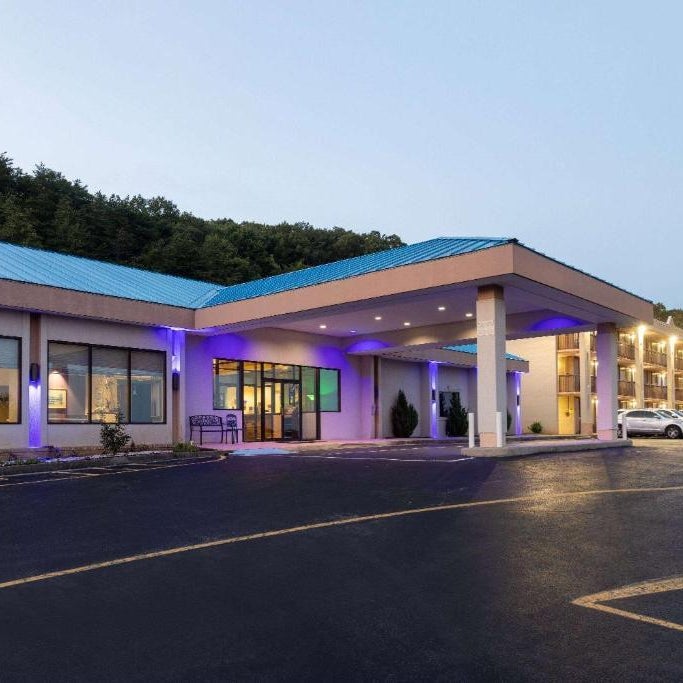 Howard Johnson by Wyndham Salem Hotel & Conference Center Thumbnail