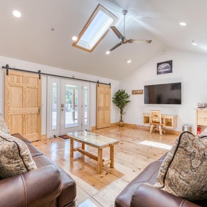 Cottage Like Suite with Private Hot Tub Thumbnail