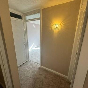 Trendy Central Apartment with Free Parking - Perfect for Contractors and Families