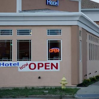 Aashram Hotel by Niagara River Thumbnail