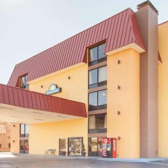 Clarion Inn & Suites near the Leconte Center Pigeon Forge Thumbnail