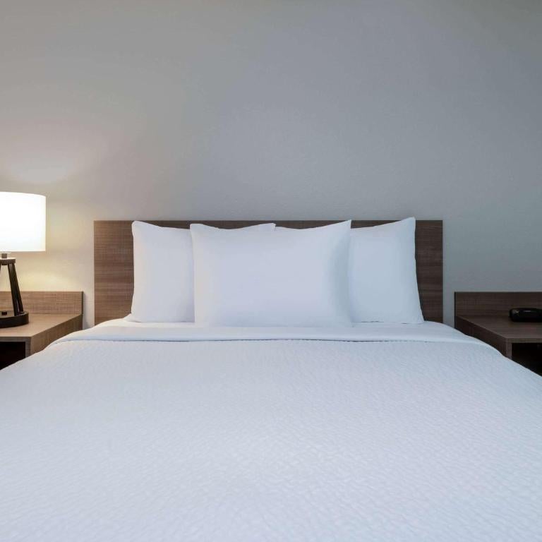 ECHO Suites Extended Stay by Wyndham Indianapolis AmeriPlex Thumbnail