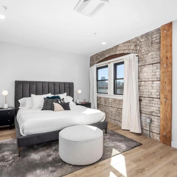 King suite with walking distance to night life Thumbnail