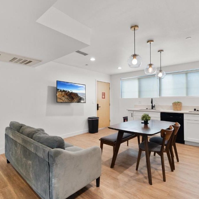 Charming Urban Retreat near USC in LA- Private room with Share Living room with Kitchen Thumbnail