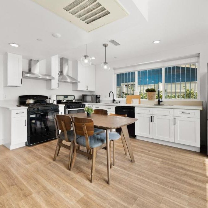 Modern Getaway in the Heart of LA near USC, Private room with share Living room and kitchen Thumbnail
