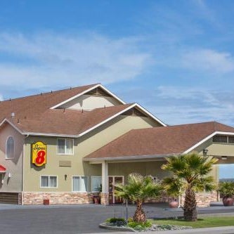 Super 8 by Wyndham Fortuna Thumbnail