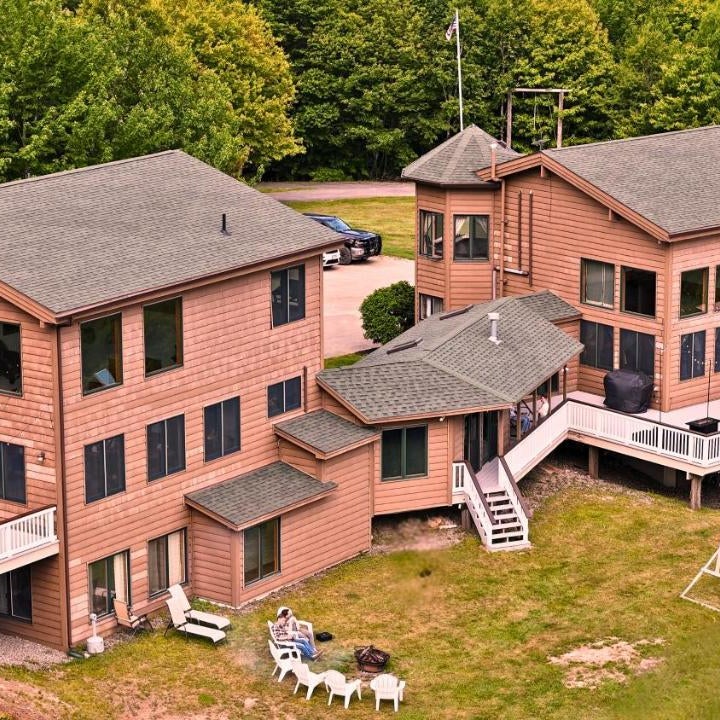 Bear Mountain Lodge. 560 Acre Wooded Estate.