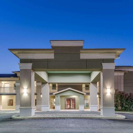 Super 8 by Wyndham Cotulla TX Thumbnail