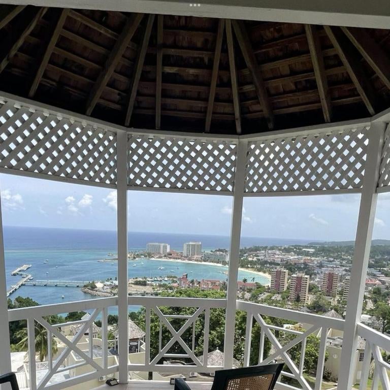OceanBreeze Jamaica Penthouse, 7-Minute Walk to Beach