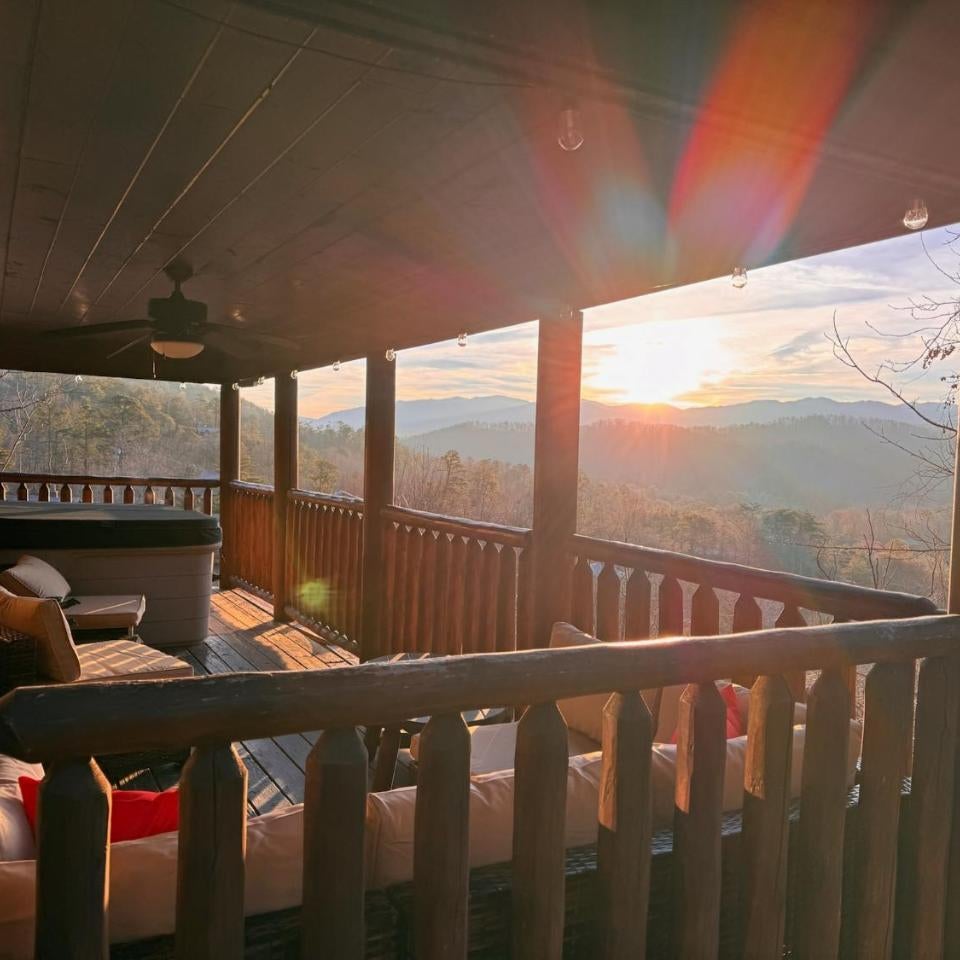 Smoky Paws - Exceptional Cabin, Stunning Mountain Views, Hot Tub, Tranquil, Gigabit Internet, Free L2 EV Thumbnail