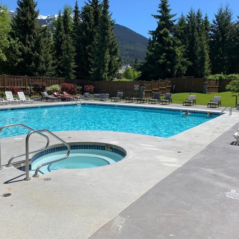 Cascade Lodge suite WIFI 2 hot tubs pool gym sauna parking ski and bike storage Thumbnail
