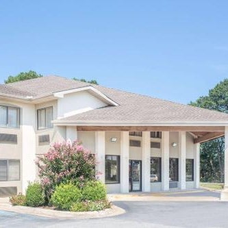 Days Inn & Suites by Wyndham Brinkley Thumbnail