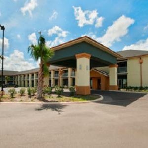 Super 8 by Wyndham Dilley TX Thumbnail