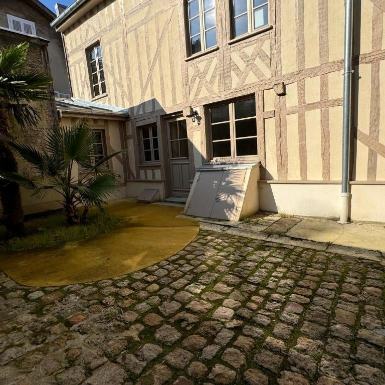 L'escale de la Cité du Vitrail Thumbnail
