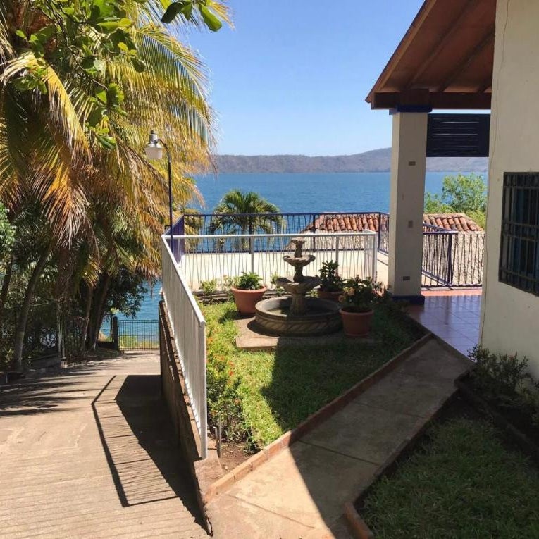 Villa La Giralda - Lakefront - Pool - Relaxation Haven