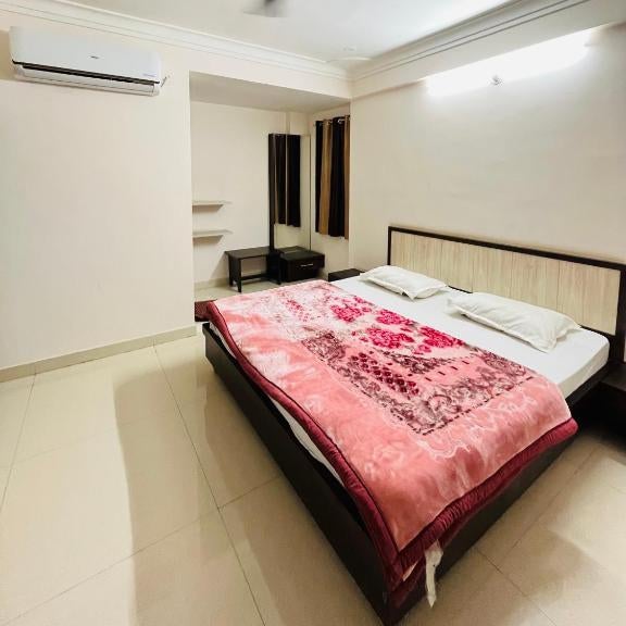 Hotel VRINDA NIKUNJ 966o9o1oo6 - 20mtr I 1min walking from ShreeNath Ji temple Nathdwara By SK