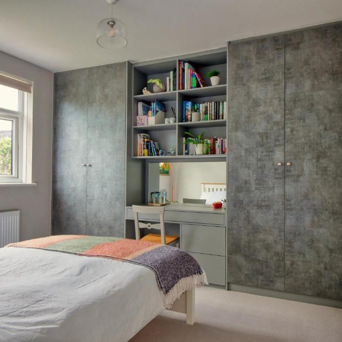Spacious Double Room with Private Bathroom in Quiet Area only 20 min to Central London Thumbnail