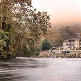 Best Western Plus River Escape Inn & Suites Thumbnail