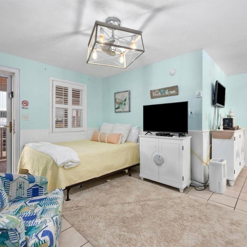 Cherry Grove efficiency just steps from the beach Thumbnail