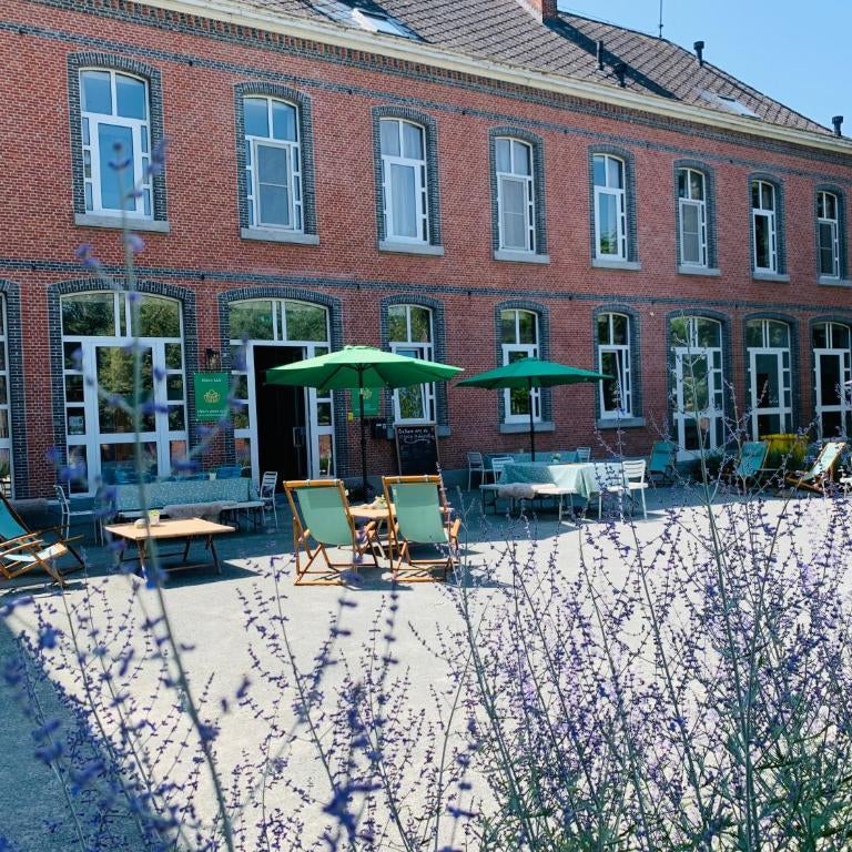 De Lotuspoort met Mihr's B&B in de Abdij van Bornem Thumbnail