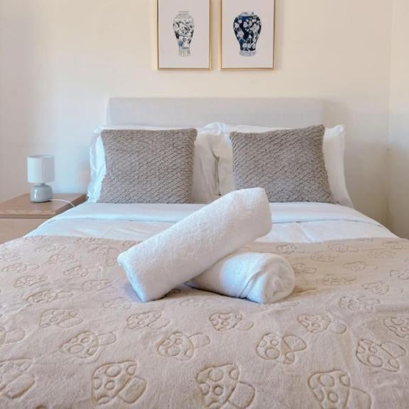 Comfy unit near Garden City Westfield Street Parking Thumbnail
