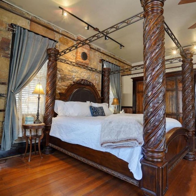 FlatIron Suite 101 - King Sized Retreat Thumbnail