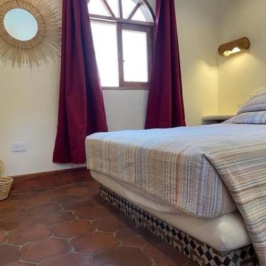 La casita blanca, Las Planadas next Yankee Beach Thumbnail