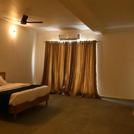 Neer by Monarch Stays