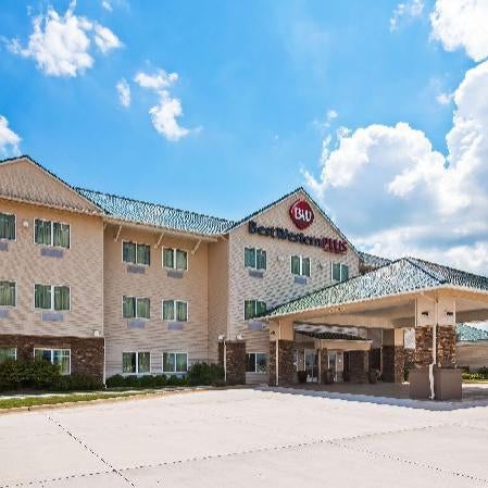 Green Mill Village Hotel & Suites, BW Signature Collection Thumbnail