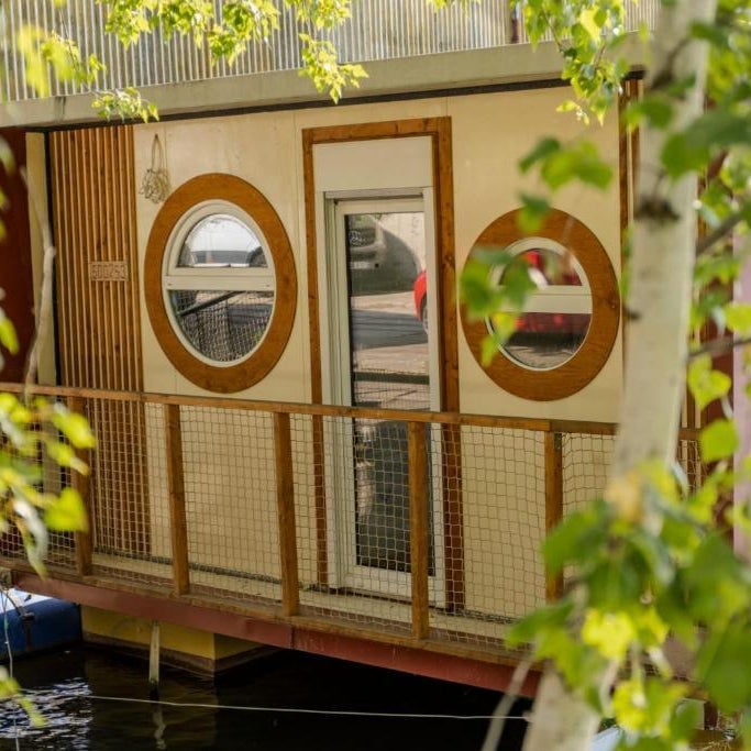 Houseboat Lilly Thumbnail