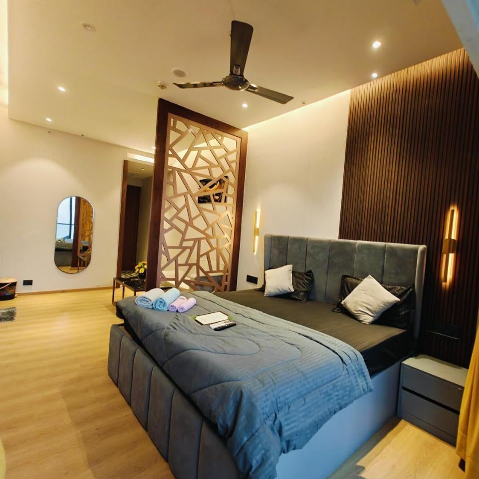 Luxurious Studio with glass wall and highway view Thumbnail