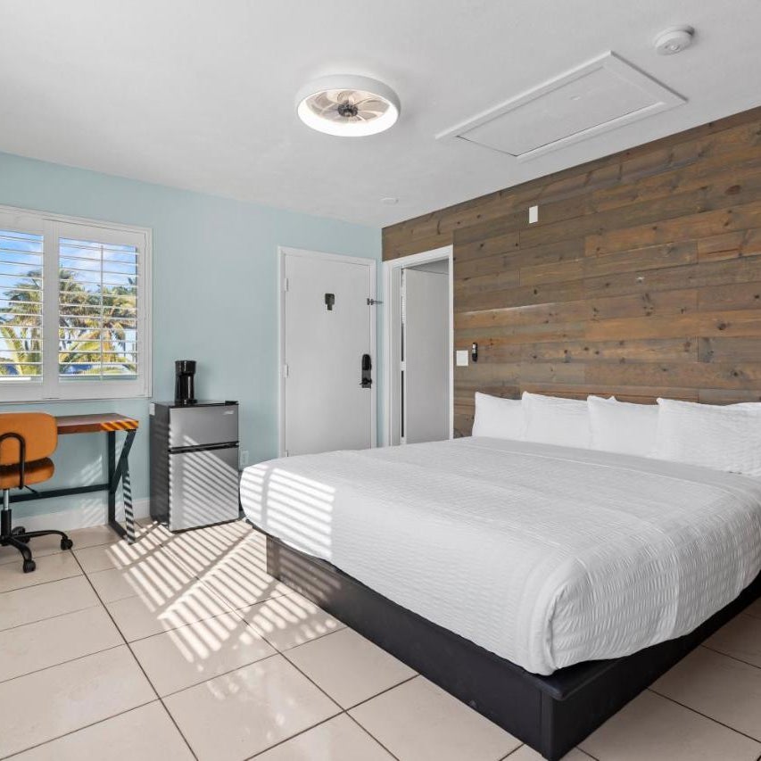 Standard Hotel Room - King Bed #2 Thumbnail