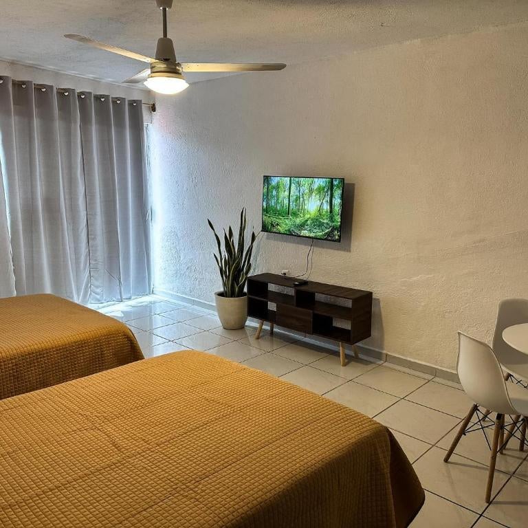 Habitación 17 a unos pasos de la playa Las Brisas Thumbnail