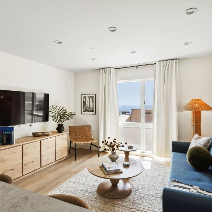 Tide House - Unit D - Modern Oceanview 1BD w Parking Thumbnail
