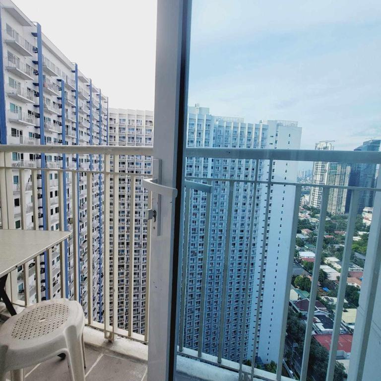 Lynzstaycation Makati Thumbnail