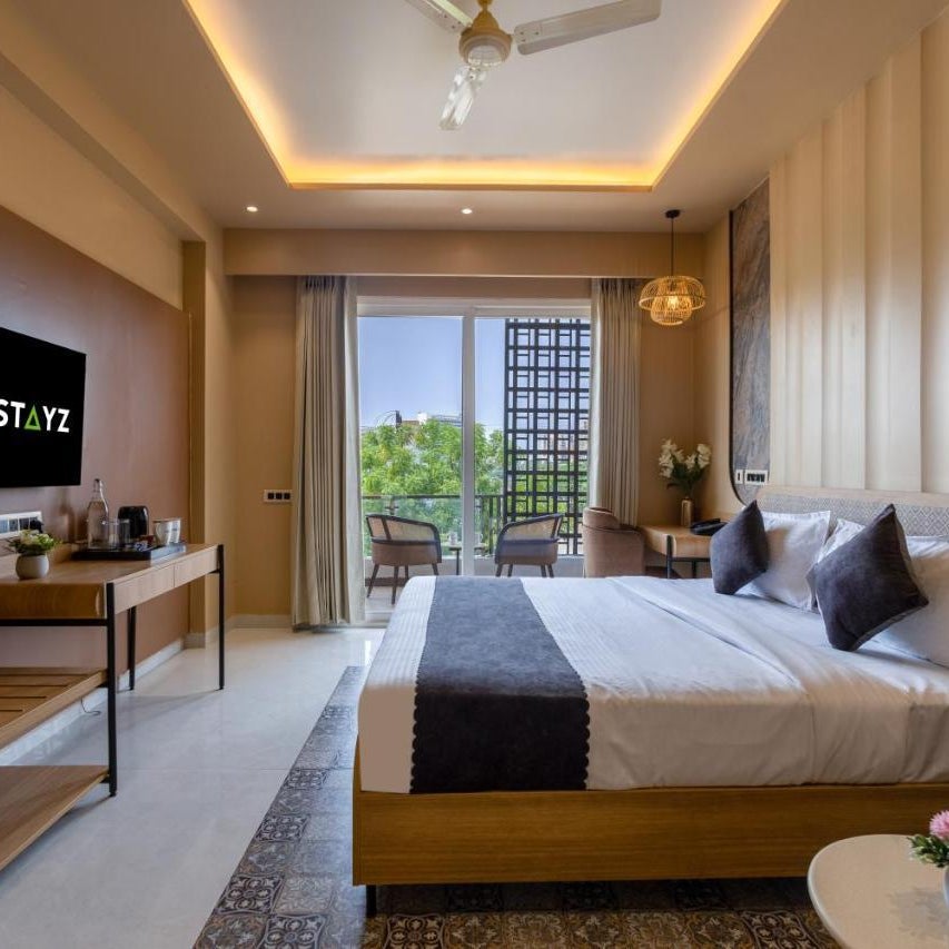 Saltstayz Premier Sector 50 & Golf Course Ext Road